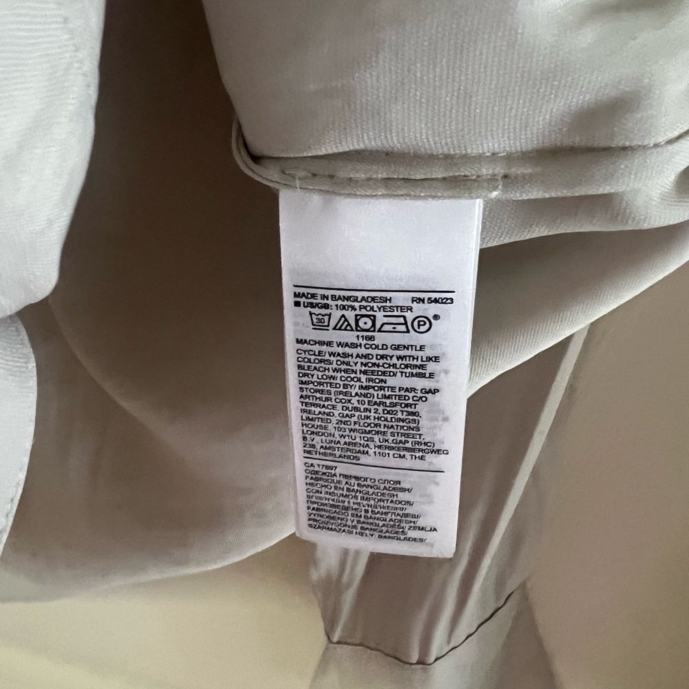 Banana Republic light gray button up blouse. Flap pockets. EUC! Size XS - Picture 7 of 10
